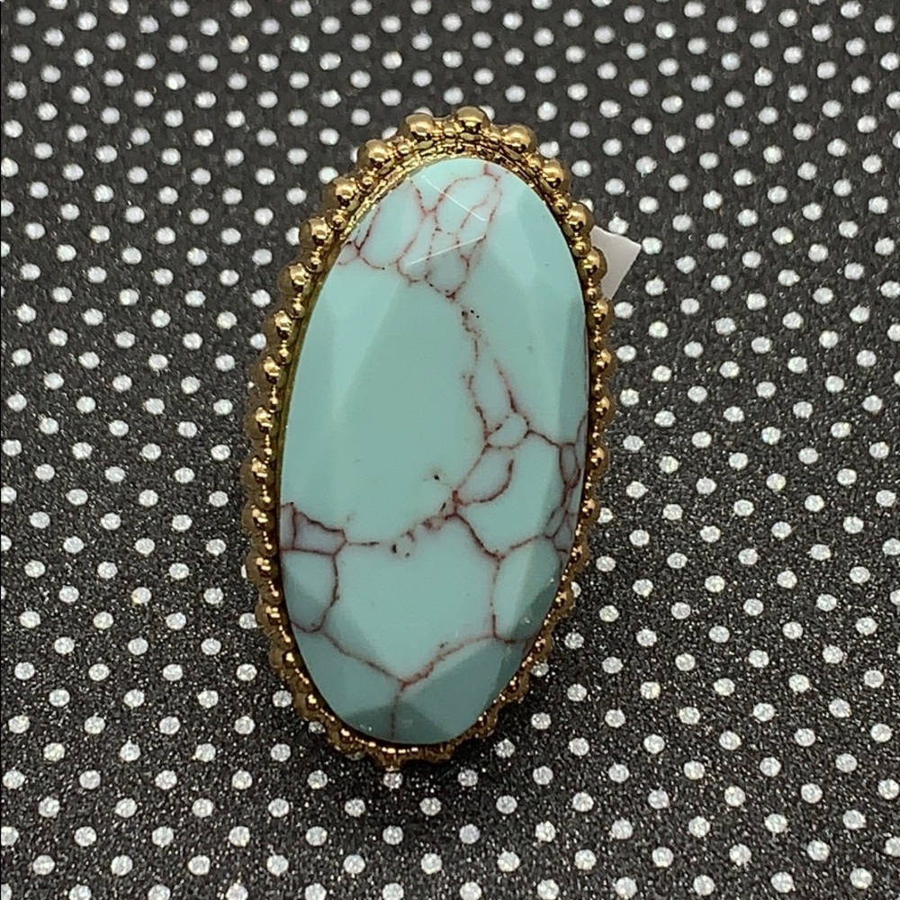Howlite elongated ring in gold tone - Picture 2 of 6